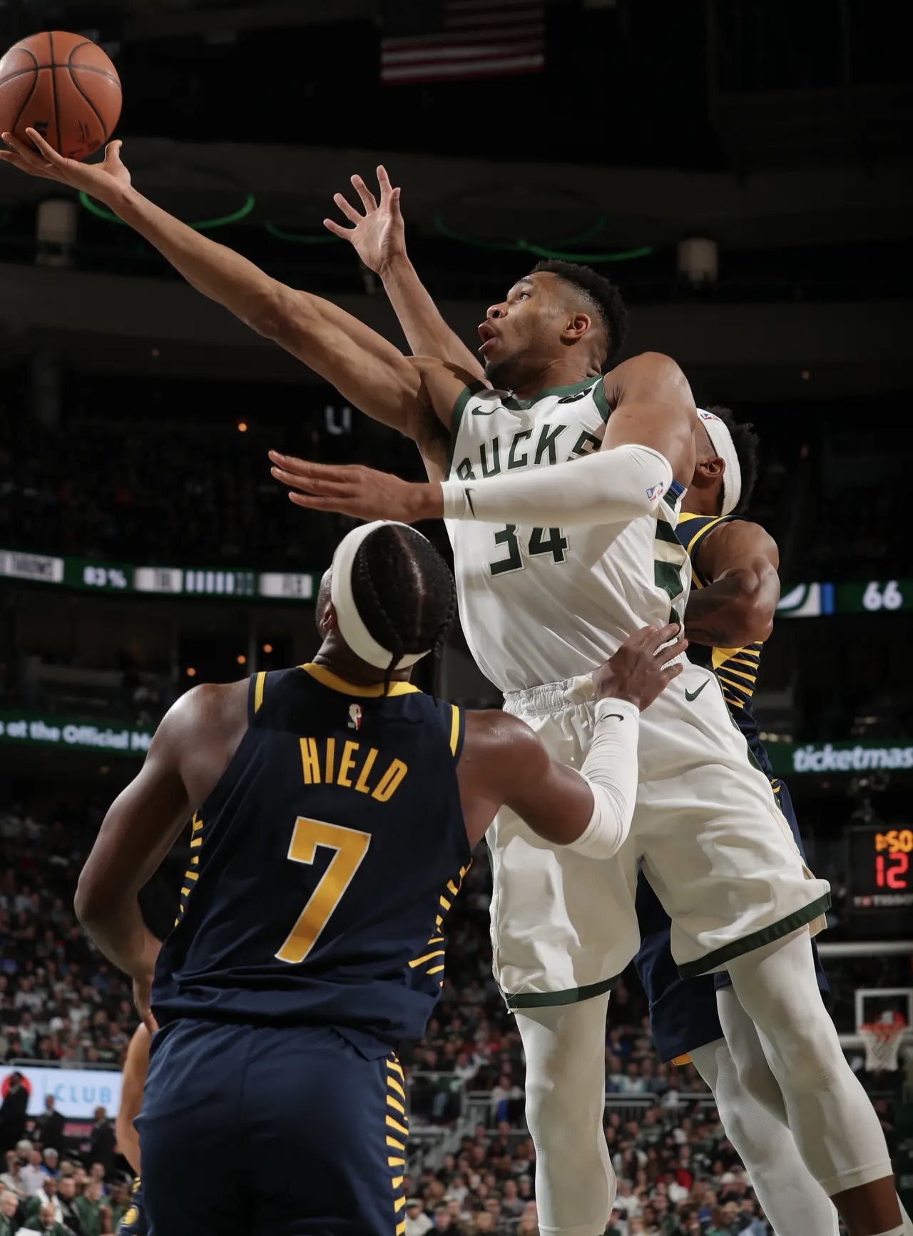 雄鹿主场战胜篮网,字母哥表现出色吗