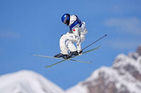 比赛前队员们提出大家要有齐心协力勇于拼搏修改病句