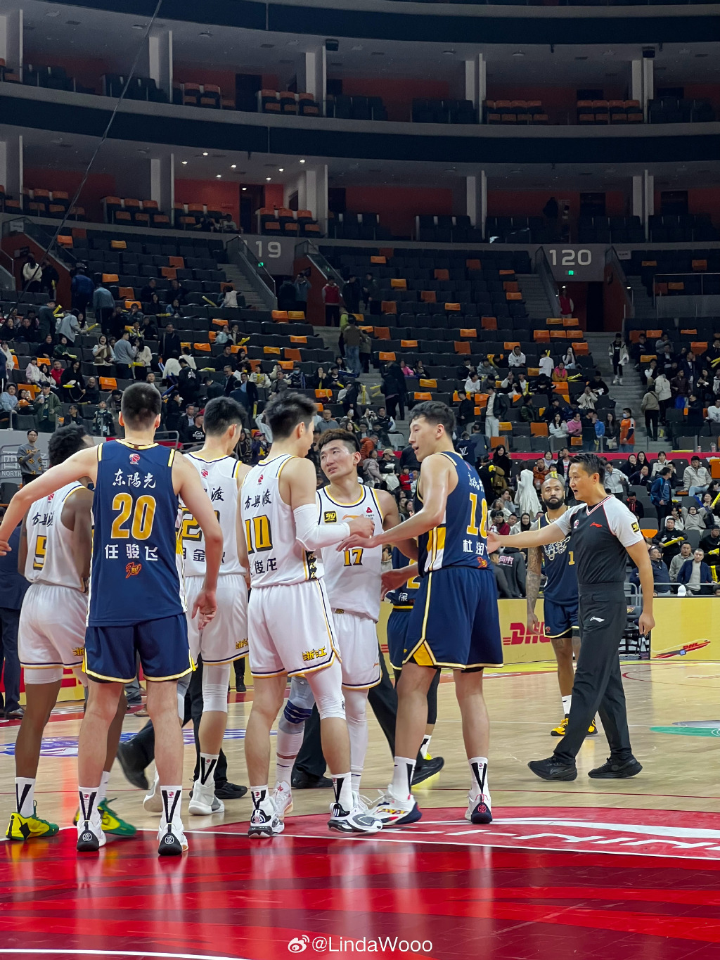 让球员成为赛场焦点的是他们的出色表现对吗