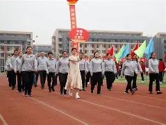 形容在赛场上驰骋拼搏的句子